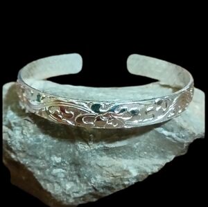 🆕 Silver Plated Floral Design Open Cuff Bracelet